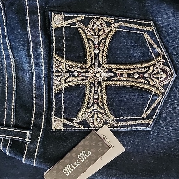 NWT Miss Me Chloe Boot Cut Bling Cross Jeans Size 29 Long - Picture 2 of 12